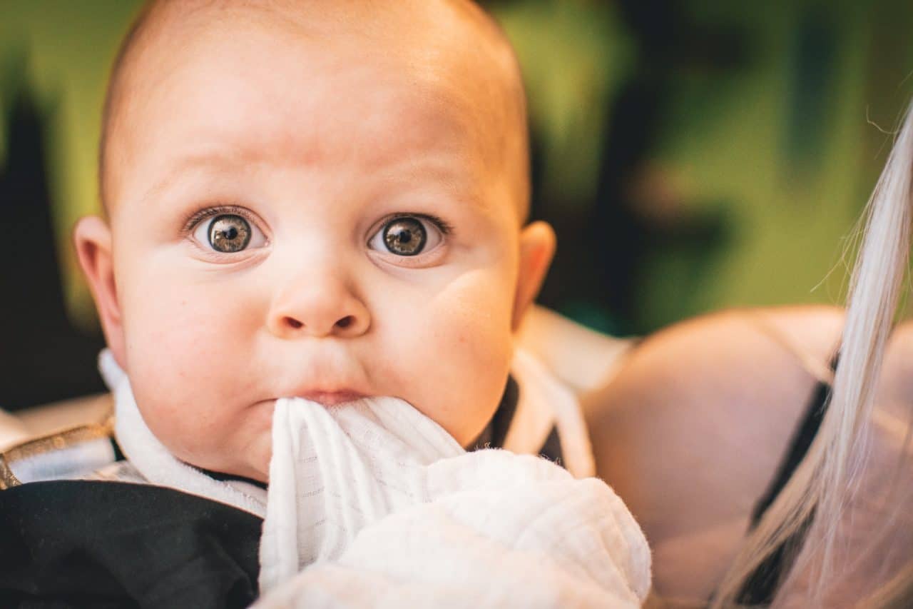 תינוק נושך מגבת - ביטוח בריאות תינוק